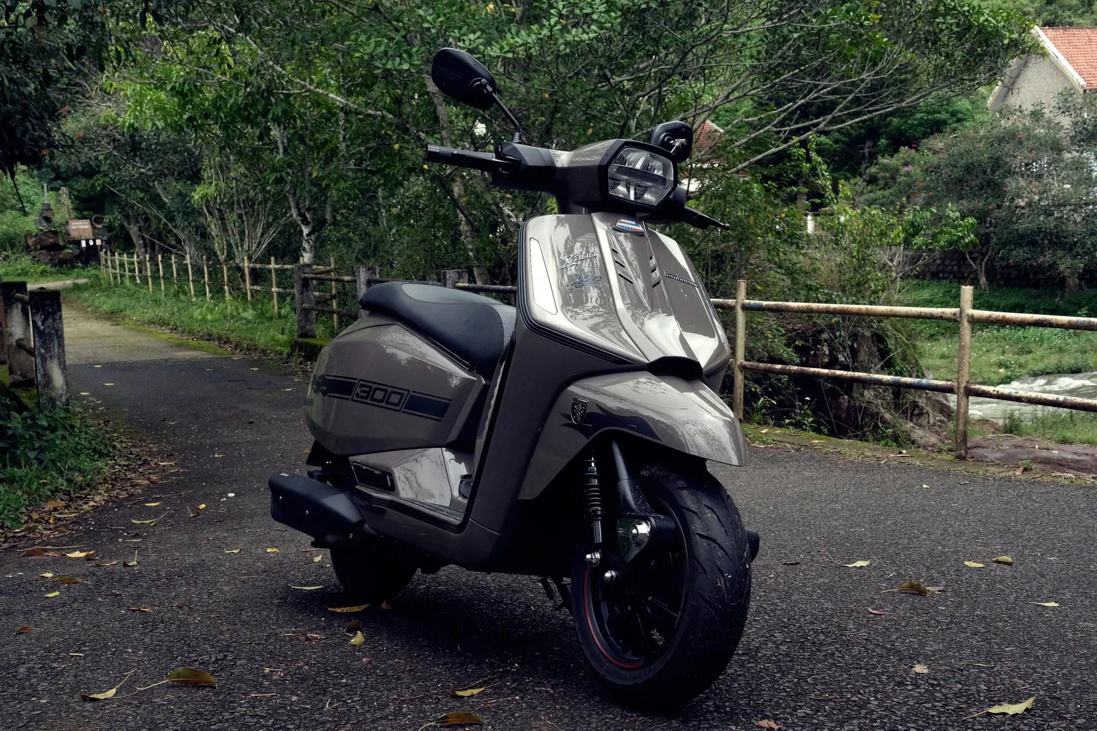 Lambretta X300 màu nâu trên con đường rừng thông