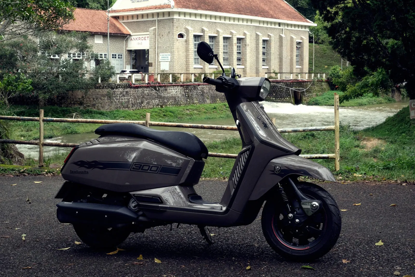Lambretta X300 màu nâu đậu trước nhà máy thuỷ điện Ankroet năm 1945